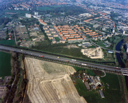 847529 Luchtfoto van de A28 bij Amersfoort, met rechts de brug over de Eem, vanuit het zuidoosten. Daarboven de ...